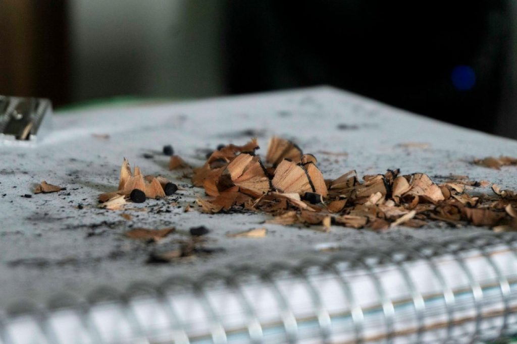 Carnet et copeaux de crayon : le temps de la reprise