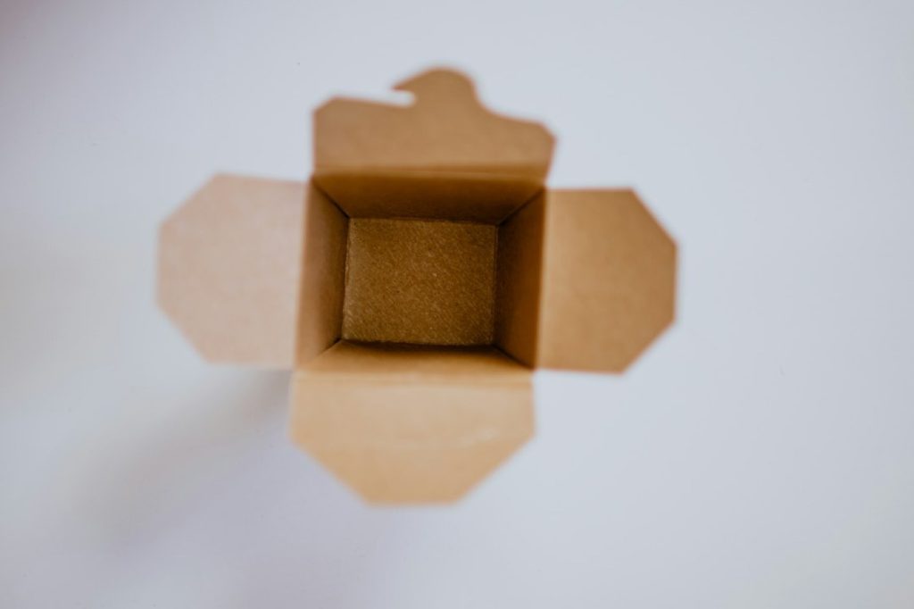 Boîte en carton ouverte, prête à recevoir une commande
