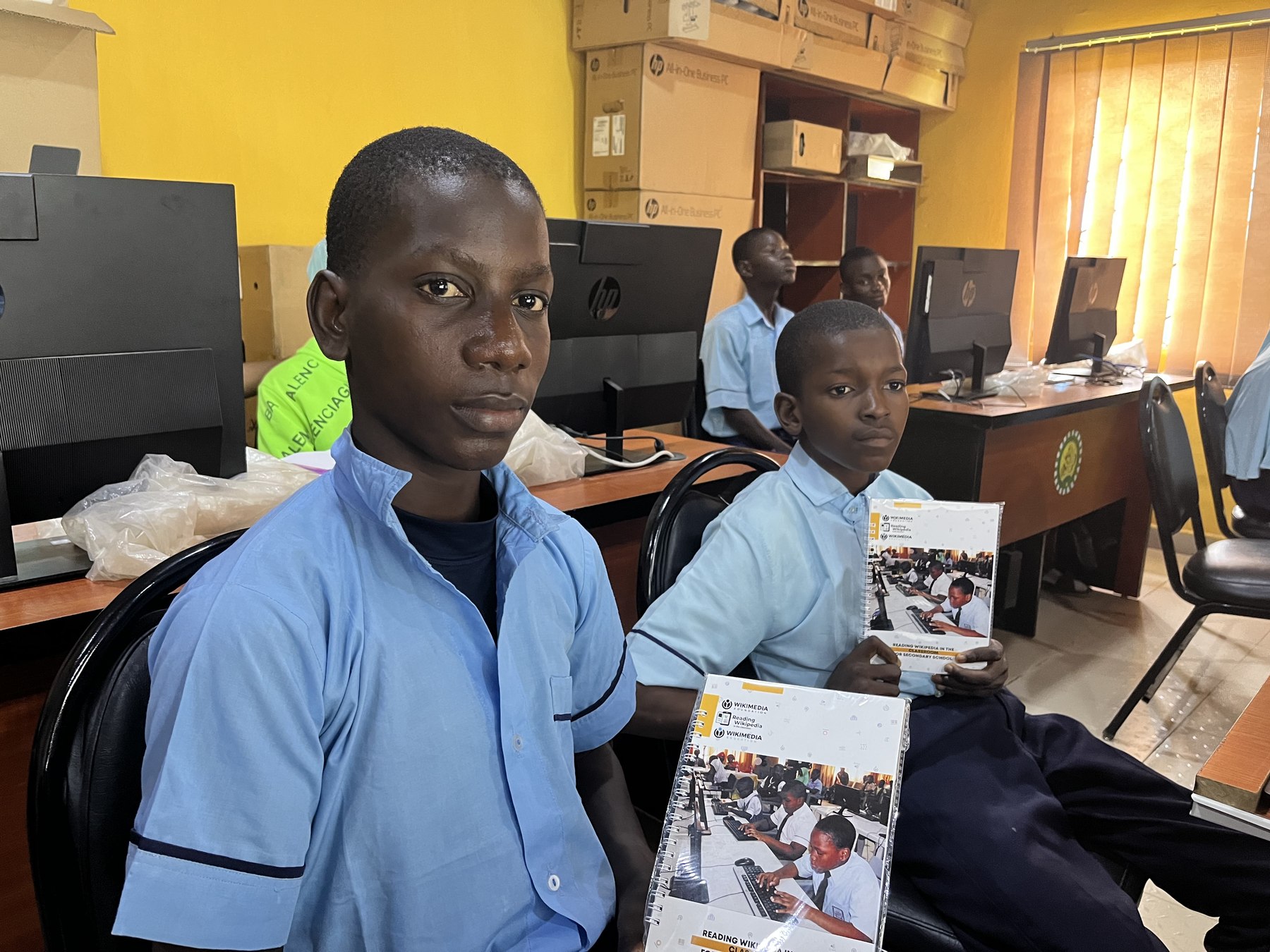 salle de classe d'un établissement scolaire secondaire avec des élèves