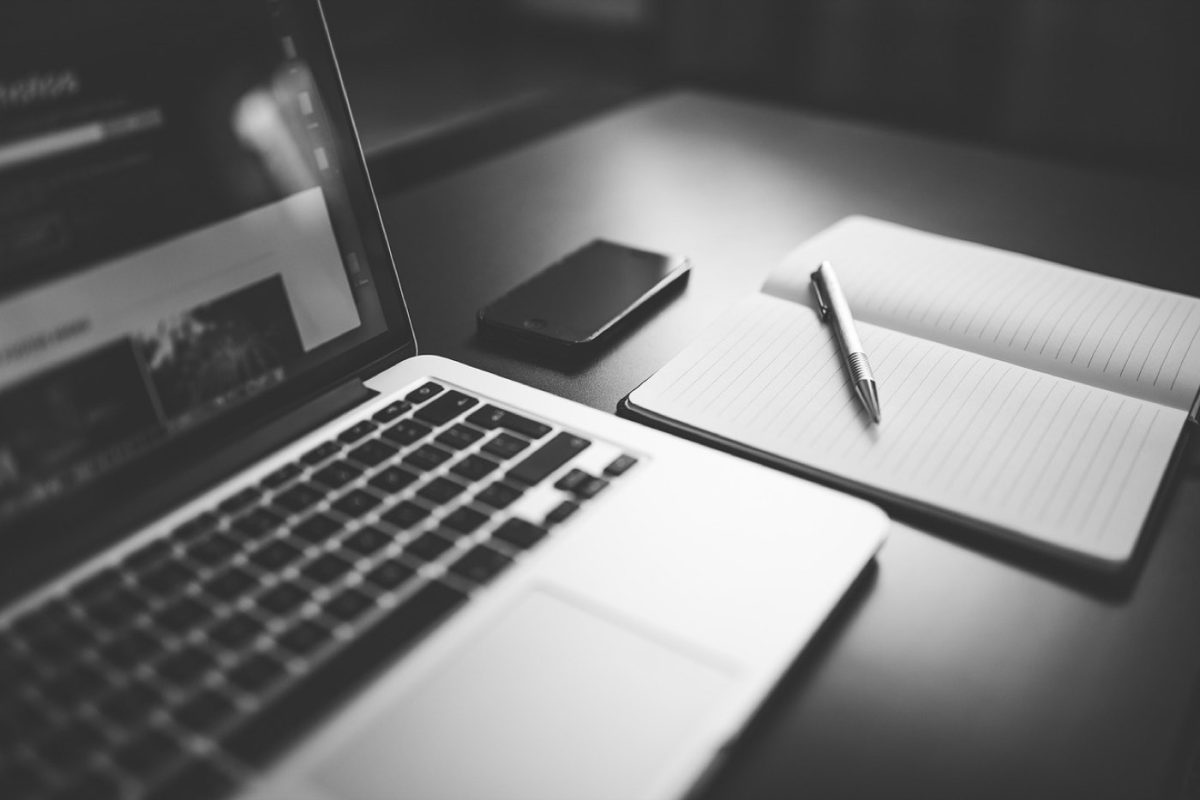 Structurer contenu SEO long terme pour auteurs et startups