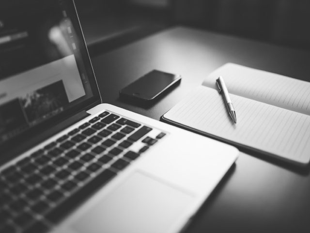 Structurer contenu SEO long terme pour auteurs et startups