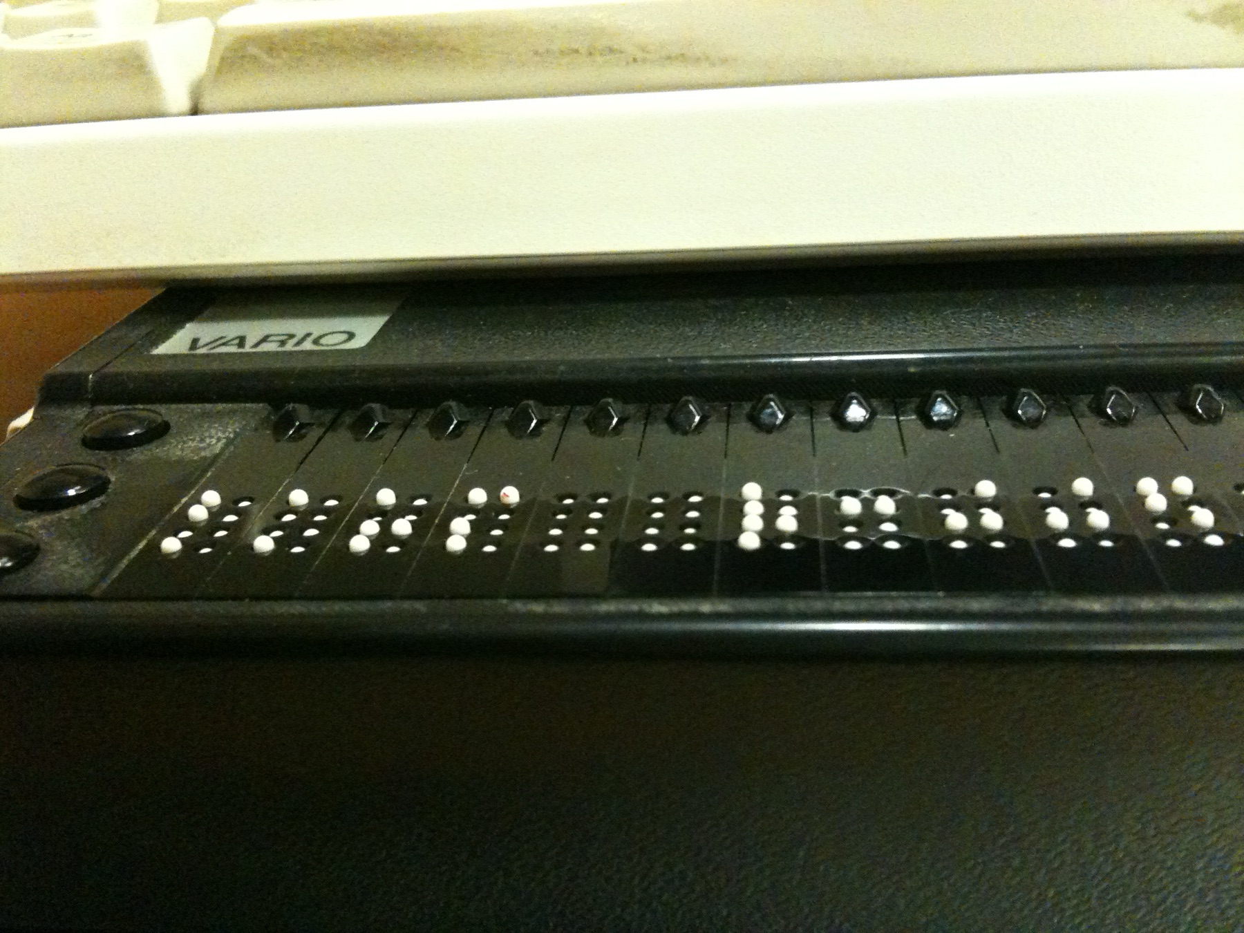 plage braille tactile utilisée par une personne malvoyante pour lire un écran