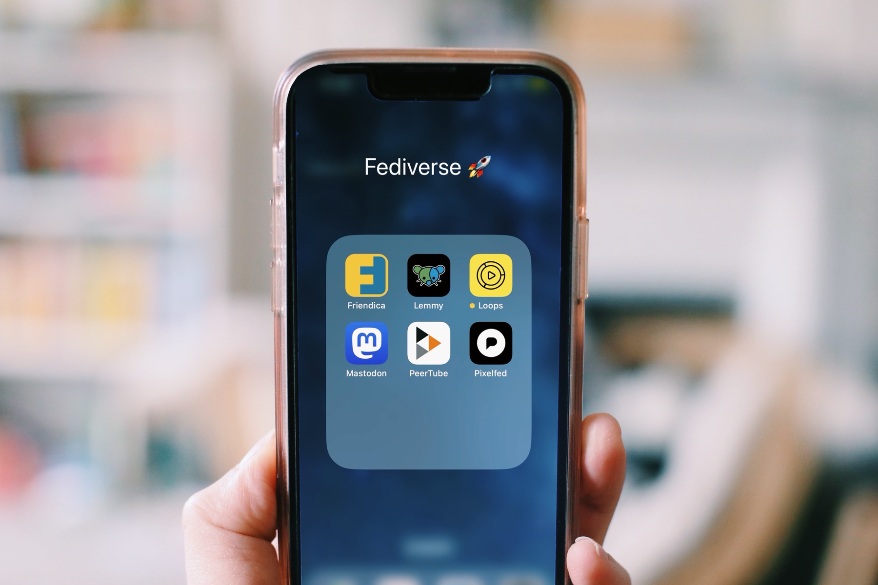 plusieurs applications de réseaux sociaux affichées sur l'écran d'un smartphone