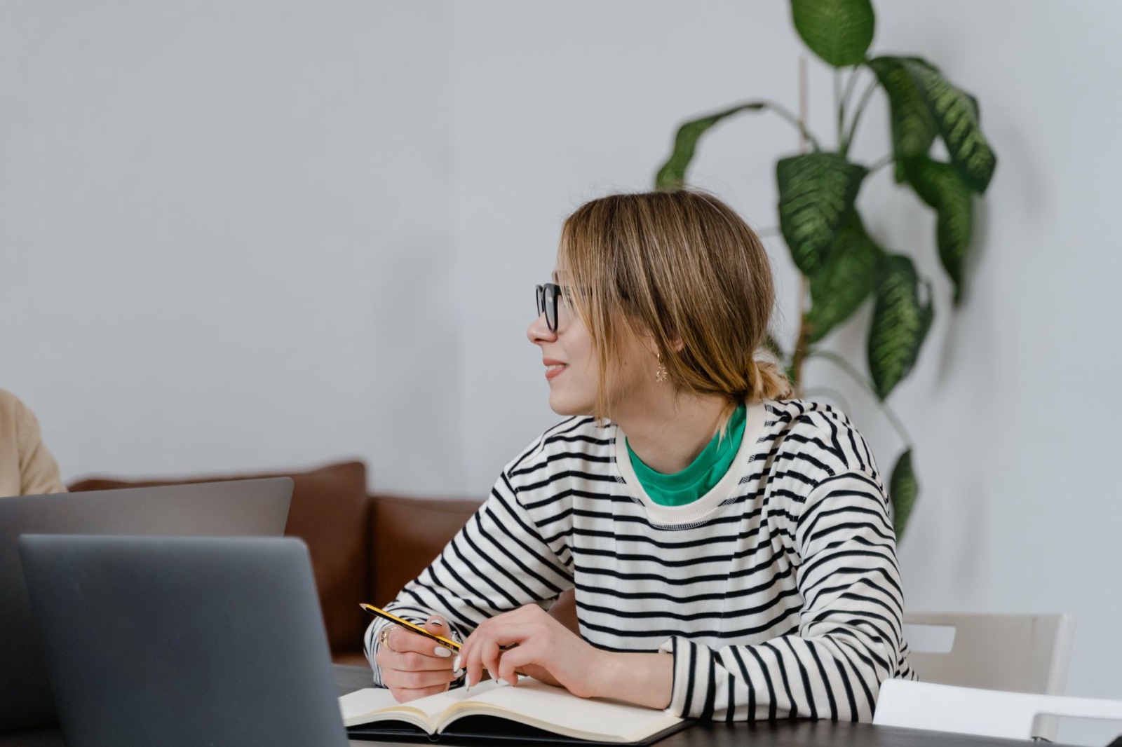 Rédactrice travaillant un texte sur son ordinateur portable à un bureau