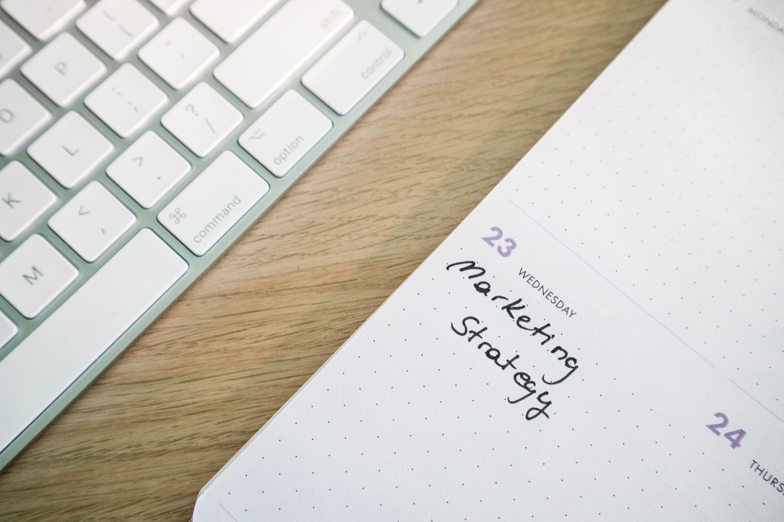 Agenda et carnet posés sur un bureau pour planifier des rendez-vous