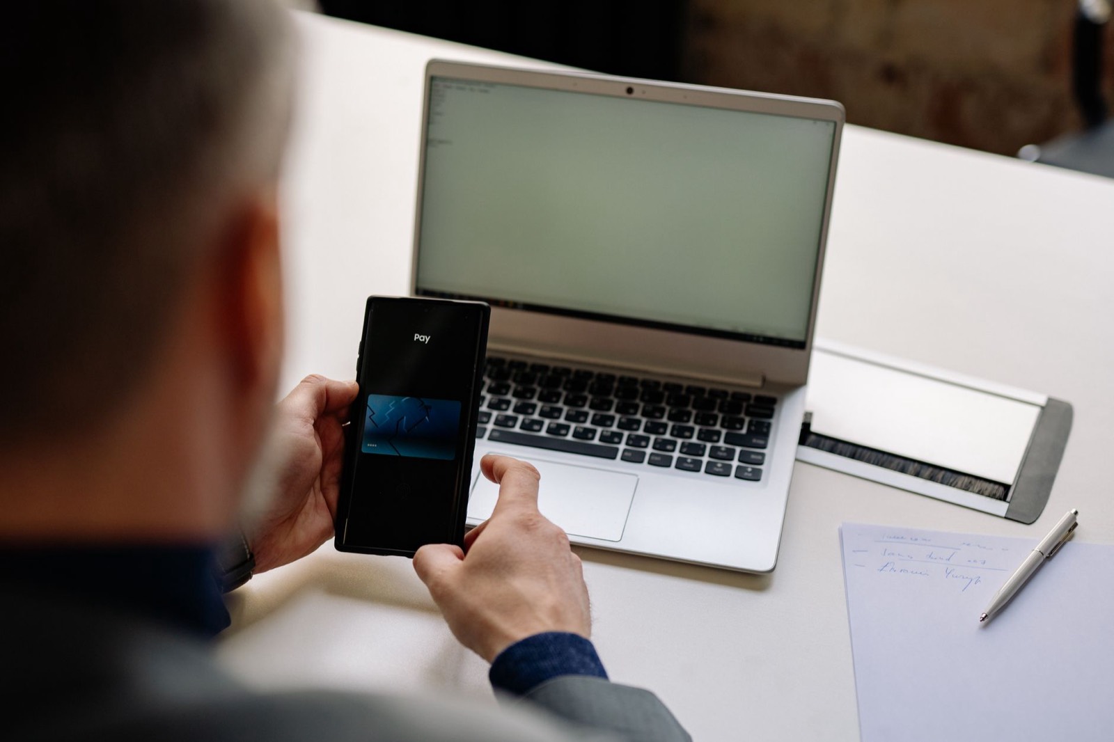 Client qui règle une facture par carte bancaire depuis son smartphone
