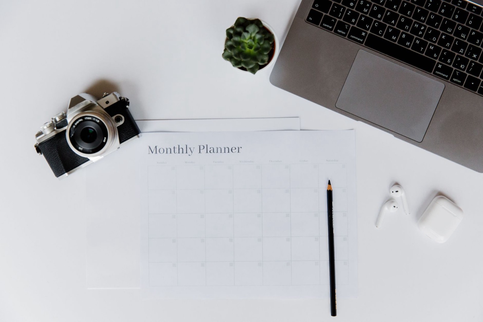 Équipe marketing travaillant sur un calendrier de contenu B2B avec un ordinateur portable