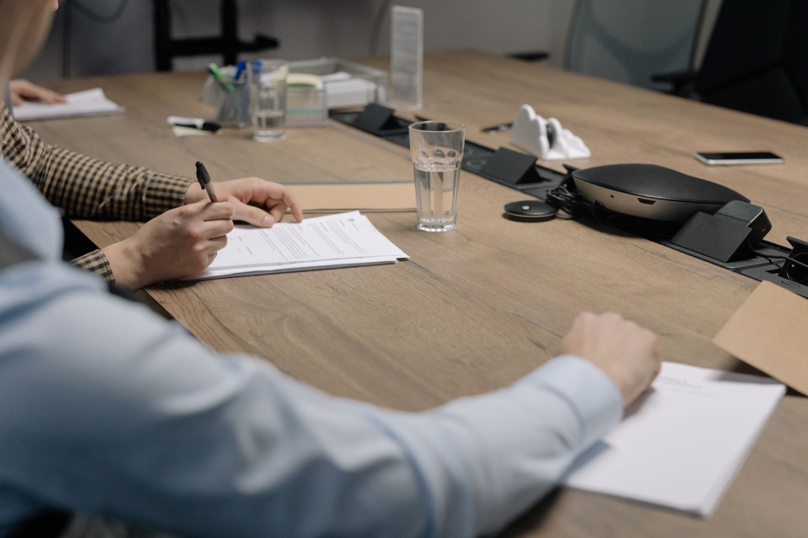 Freelance et client signant un contrat de création de site web