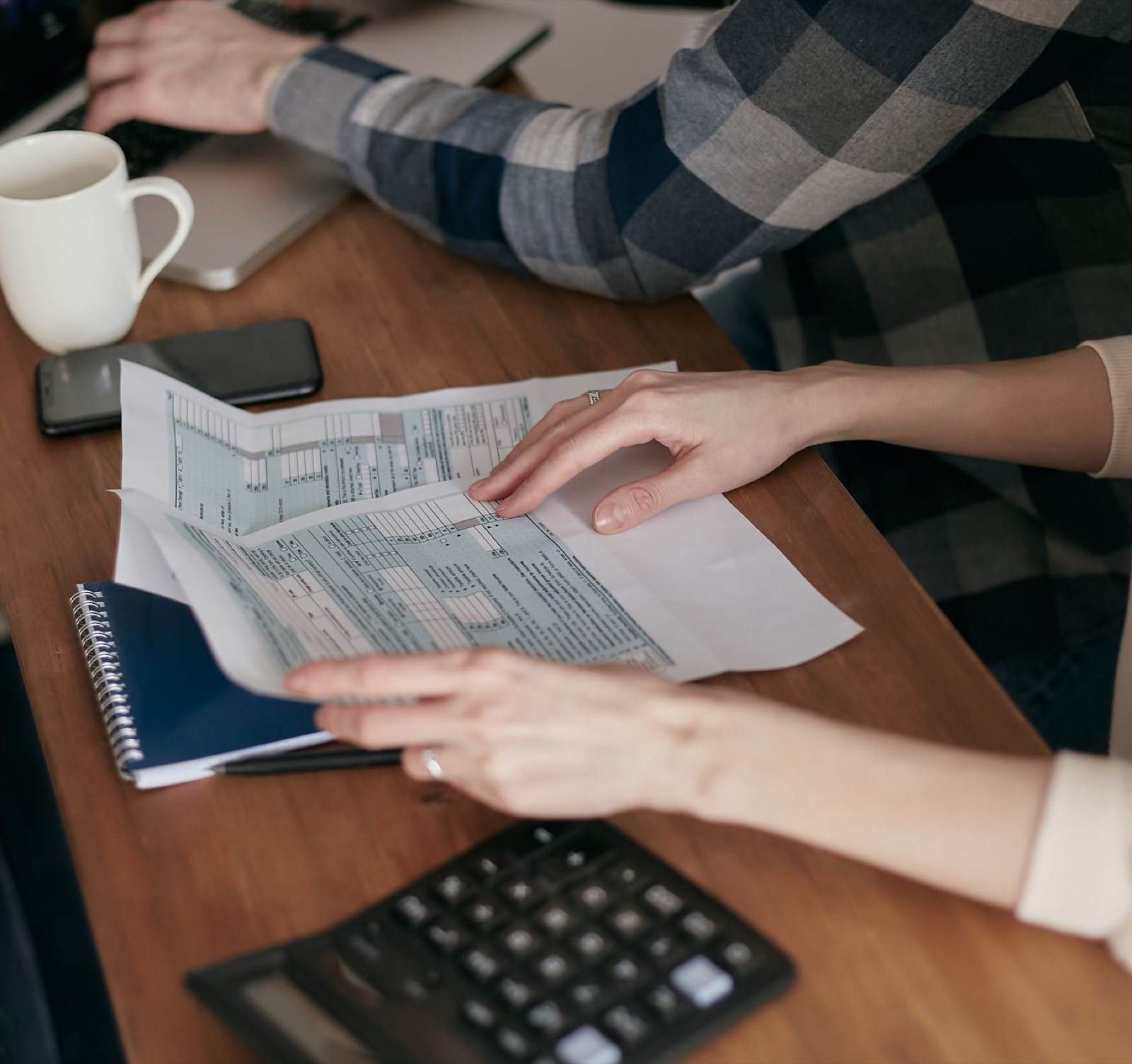 Auto-entrepreneur travaillant sur ses documents fiscaux et sa facturation