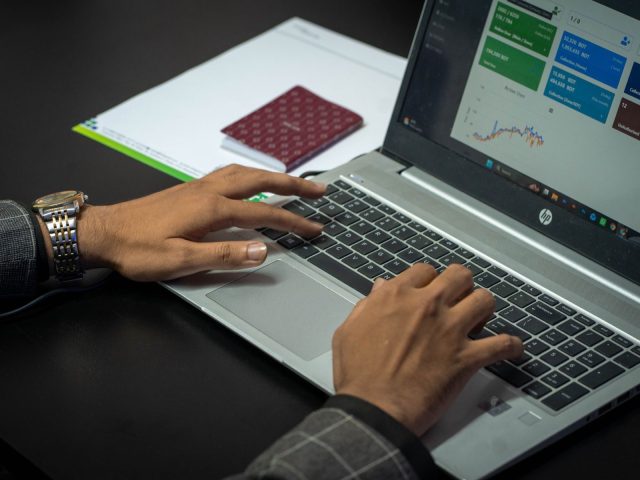 Logiciel SEO & GEO par IA : ce que changent les agents pour les PME