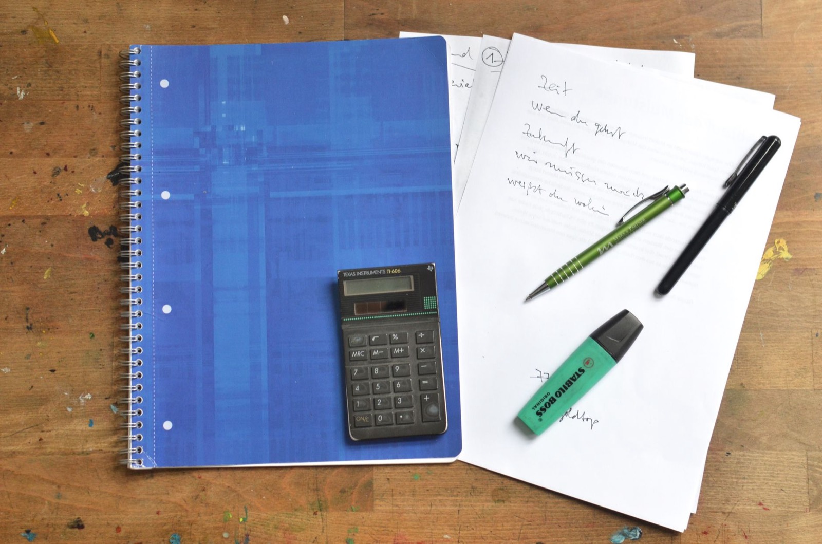 Auto-entrepreneur calculant son devis avec calculatrice et papiers sur un bureau