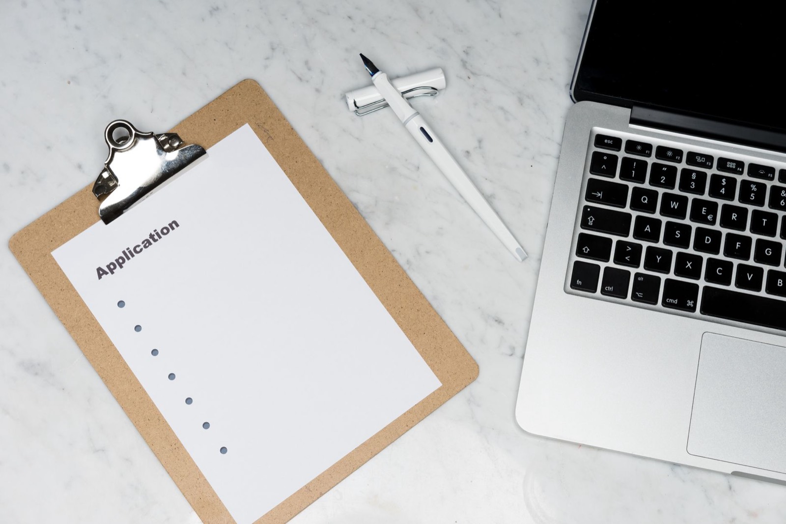 Écran d'ordinateur portable affichant un modèle de document de devis