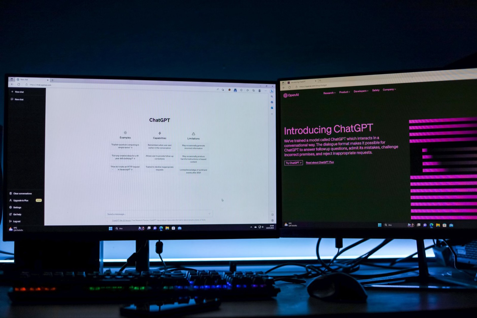 Deux écrans d'interface logicielle affichés côte à côte pour comparaison