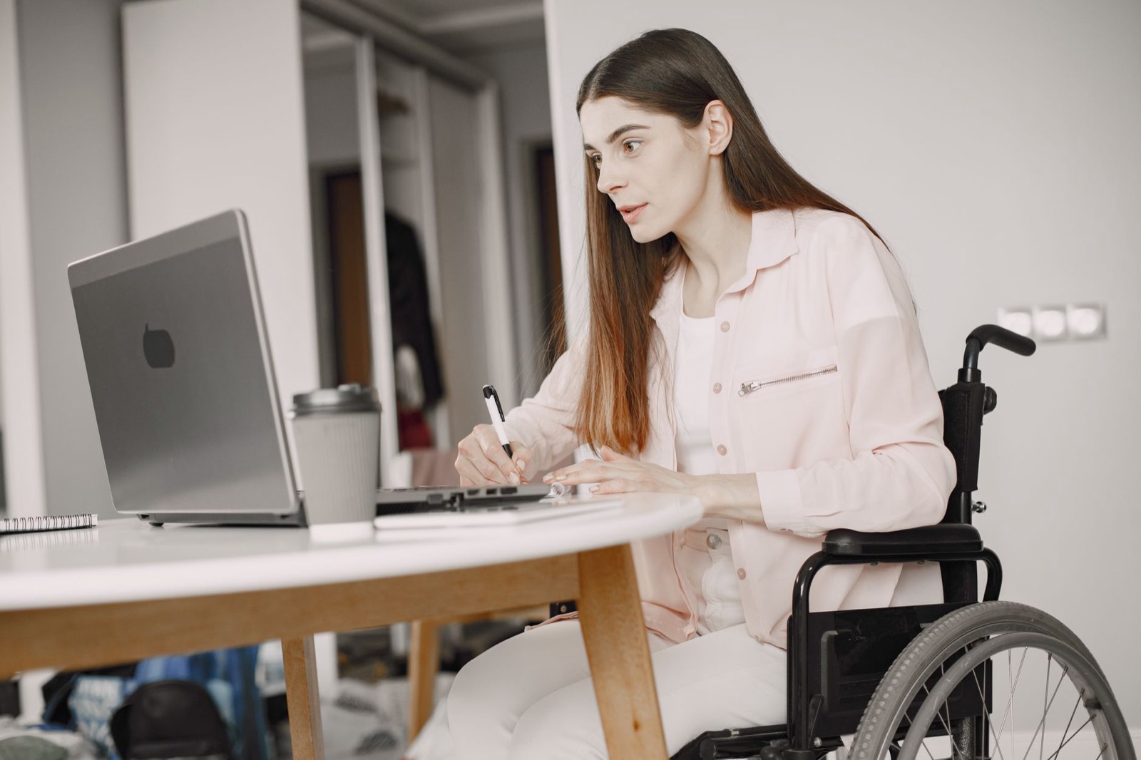 Personne testant l'accessibilité d'un texte sur ordinateur portable